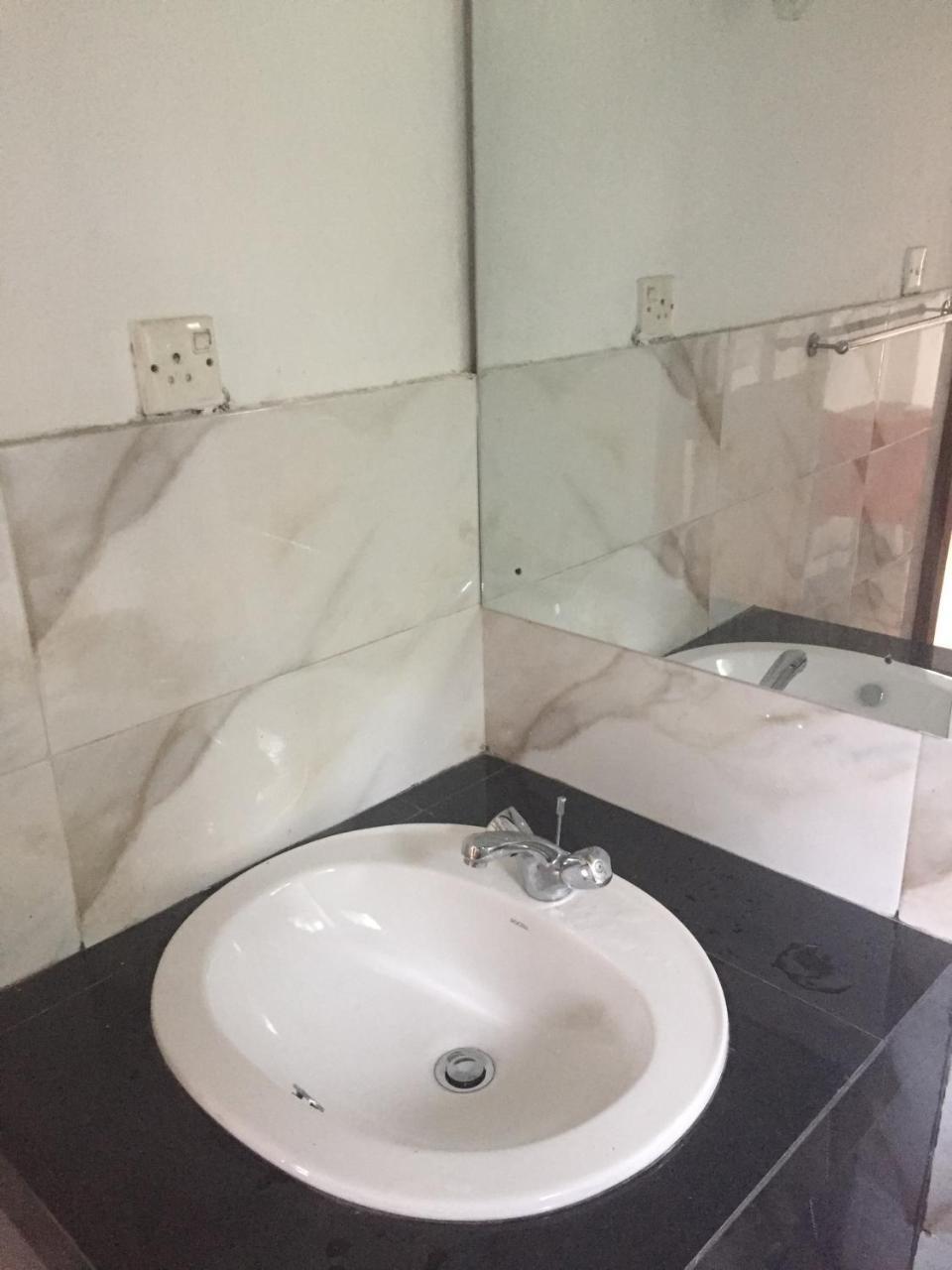 Upland Inn Канди Экстерьер фото
